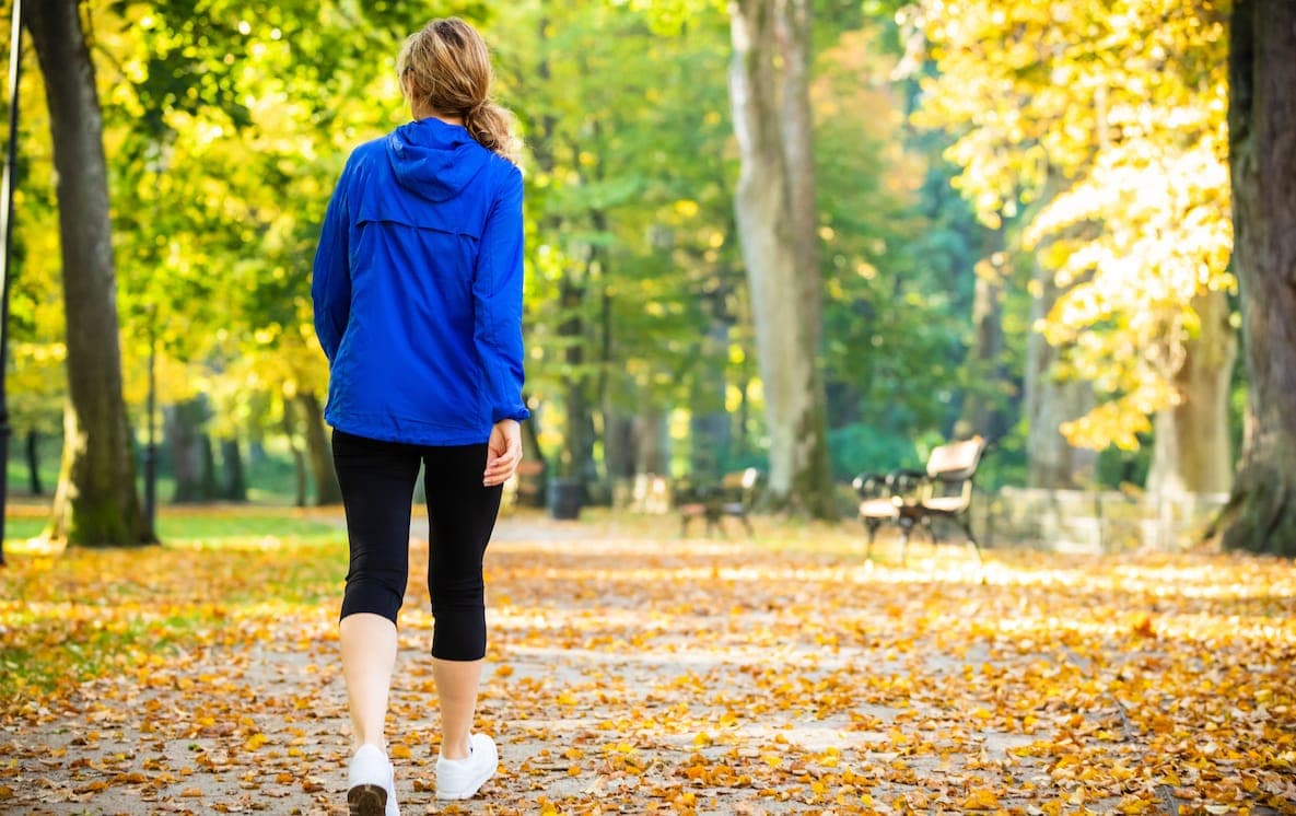 Fibromyalgia: Middle-aged woman walking in city park