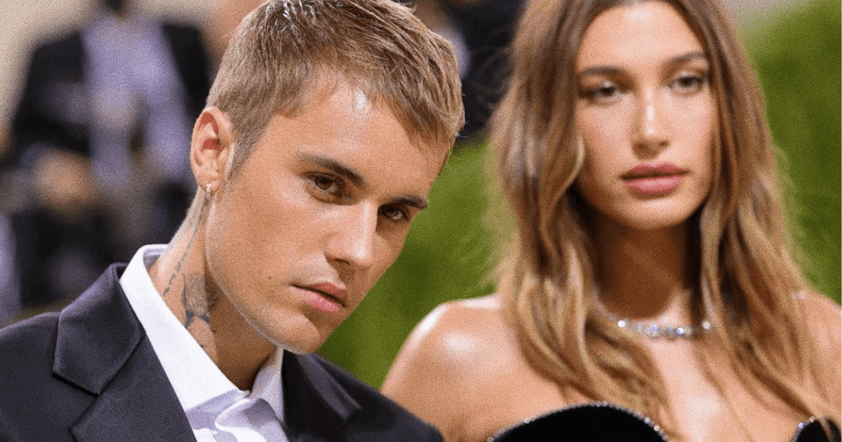Justin Bieber: A photo of the Canadian singer and his girlfriend at an awards ceremony