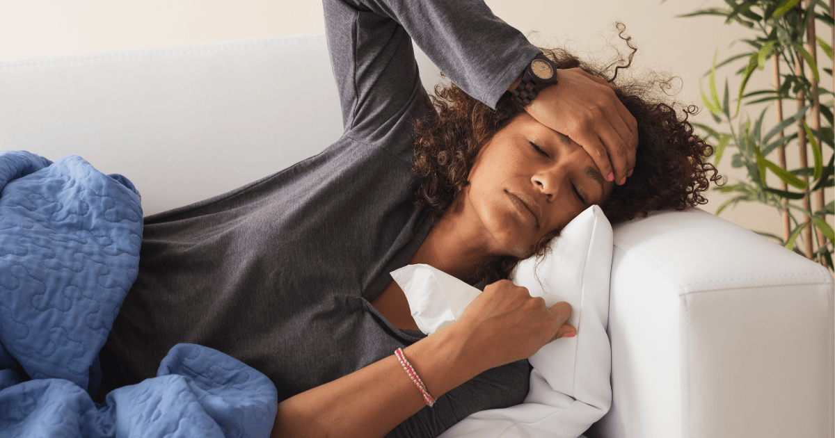 Long Covid: A woman on the couch feeling unwell